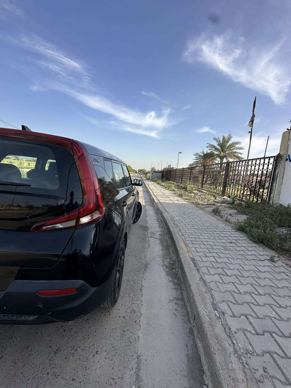 السلام عليكم 
صول ٢١ امريكي 
لون اسود ٢٠٠٠دوش 
ماشية ٤٢ ميل
مواصفات عادية 
السيارة نظيفة على ايدي 
ضربتها بابين وانصبغت الصفحة كلها وعندي سونار
وصور الحادث موجودة
١٢٥$ وبي مجال
الرقم ***********
