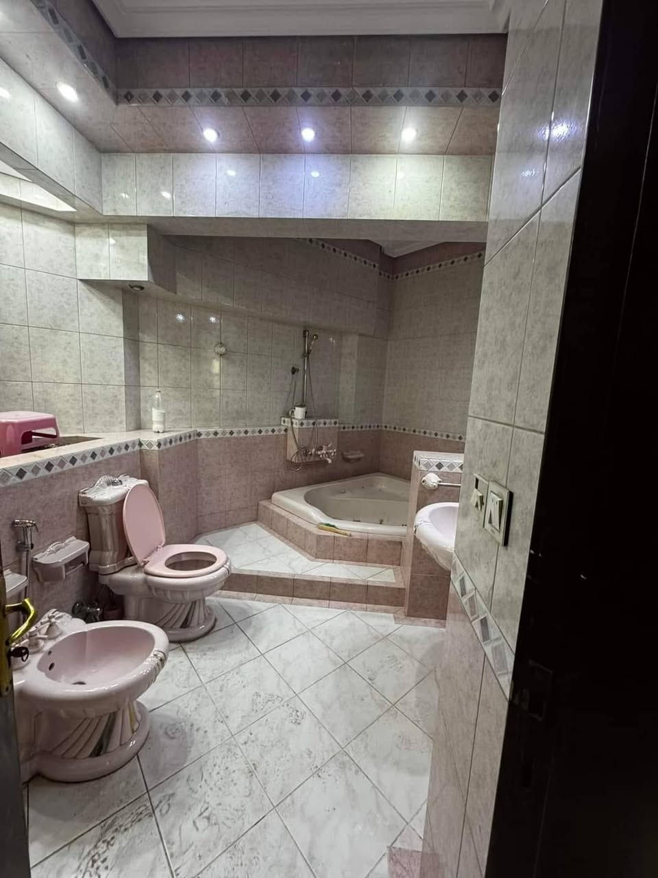 دار للبيع المساحة ٢٢٨م الواجهة ١٢م سند مستقل مؤاجر ***********واتساب
