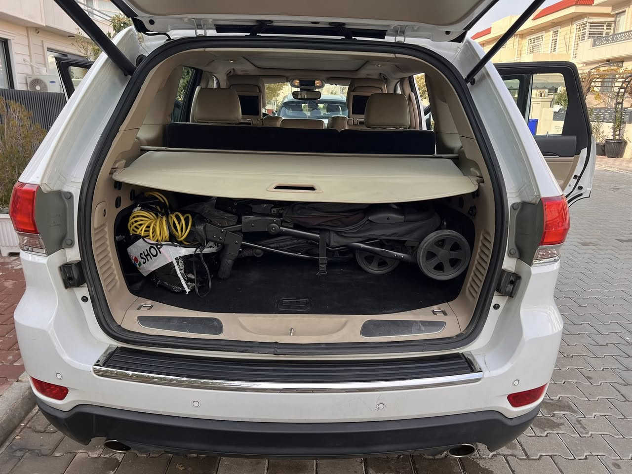 السعر ٢٩٥ بيها مجال بسيط 
جيب جراند شيروكيLimited  plus sport 
خليجى   2018
عدد الأميال : 145ميل
سلندر: 6 سلندر
محرک: 3.6 
الكاميرا الخلفية-بصمتين وياه - سقف بانورامي  - صندوق كهربائي  - مستشعر وقوف - تدفئة المقاعد - بصمة - شاشة  - مانع الانزلاق - تدفئة مقود القيادة -- التشغيل عن بعد - 4x4 - رادار - أوتو بارك - التحكم الإلكتروني في الثبات - تحذير من الاصطدام الأمامي - مرايا جانبية تدفئة - خطوات جانبية - زر التشغيل
٣شاشات
العنوان: سلىمانية-

☎️-***********
