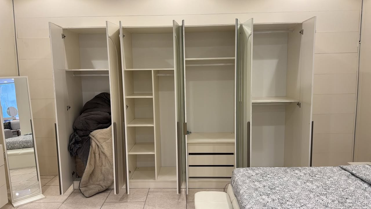 🛏️ موديل برشلونه

 • عدد القطع: 10
 • الكنتور مع الملحق: 310
 • السرير مع الكومديات: 310
 • سرير مخزن
 • شازلون مخزن
 • إنارة ميزتوالت + سرير

📩 للطلب أو الاستفسار: راسلوا الصفحة أو تواصلوا عبر الرقم:
📱 *********** (واتساب متوفر)

⸻
