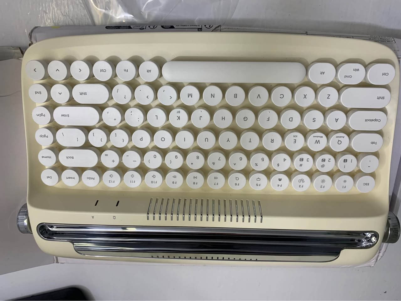 لوحة مفاتيح واحده احترافية گيمنگ قطعه ثقيلة جدا
وواحده انتيكا ثقيله ايضا تعمل بالبلوتوث شكلها كلاسيكي مميز بغداد, العراق


**إذا كنت صاحب هذا الإعلان وتريد حذفه لأي سبب، رجاءا أرسل رسالة إلى الدعم الفني**