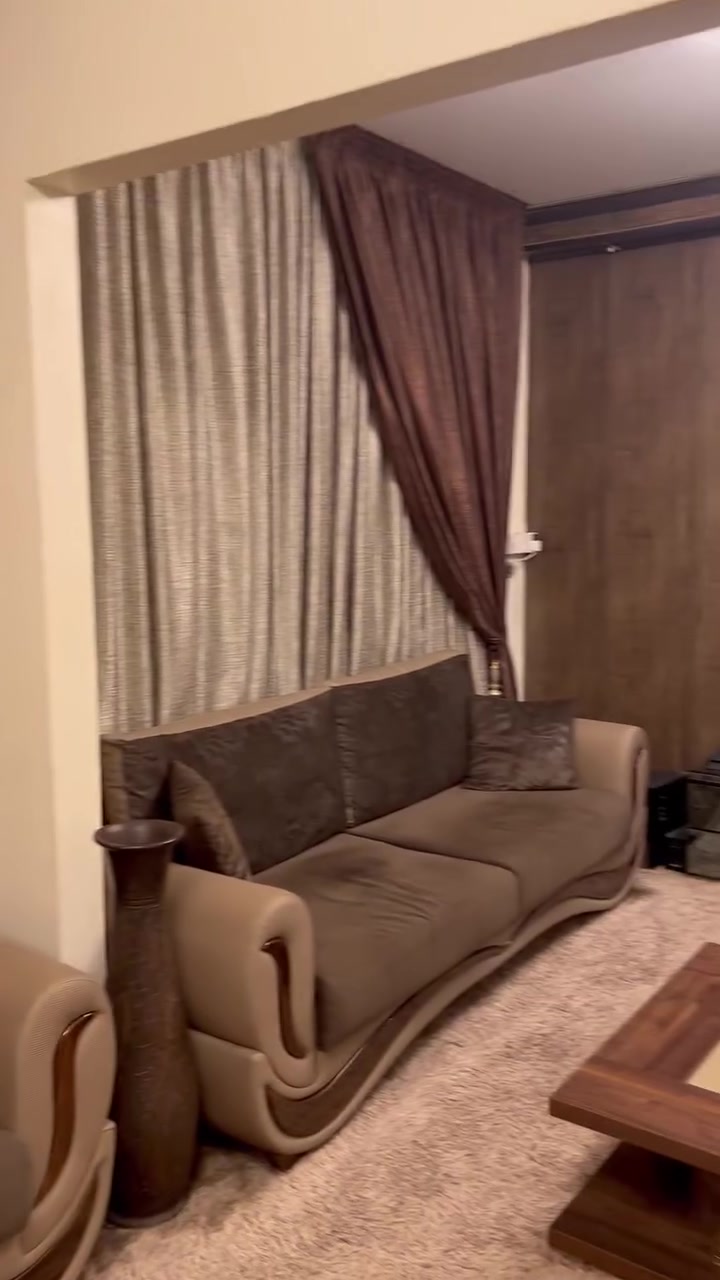 السلام عليكم
شقة للبيع  للإتصال :*********** 
العنوان : الشعب حي البساتين مجمع سبع ابكار السكني 
طابق اول 
المساحة : 102 
2 غرف نوم 
استقبال 
هول 
2 مطبخ ( حار ، بارد ) 
2 حمام 
مخزن 
كراج خاص للسيارة 
للبيع مؤثثة او بدون اثاث
