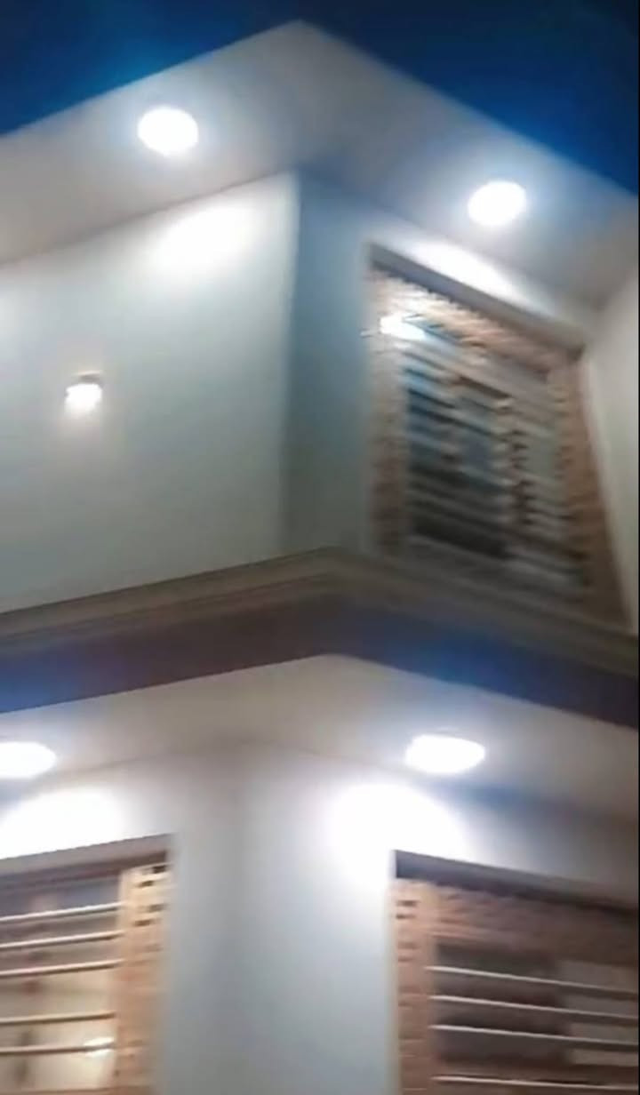 بيت للايجار المساحه ١٥٠متر يحتوي على ٣غرف نوم وكلدور وصاله ومطبخ عنوان شارع ٨٠حي الضباط علما ان البيت بي سبالت ٢ارضيه البيت مرمر بيت نضيف جدا للاستفسار الاتصال على الرقم التالي *********** مكتب مرتضى التميمي للعقار 📍🏡
