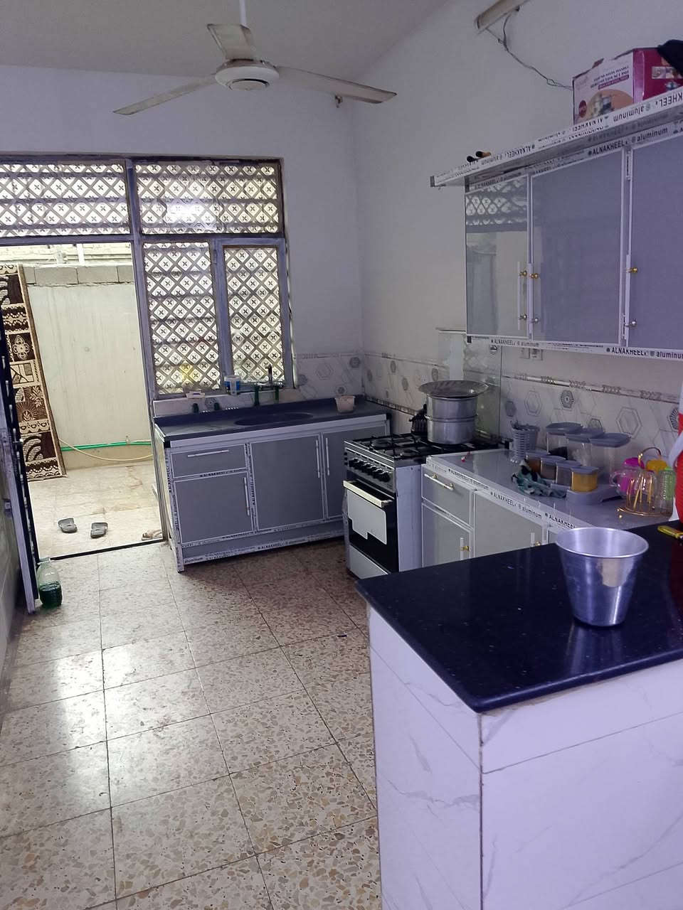السلام عليكم بيت مساحه 108 البيت 3فرع عل شارع العام يحتوي على استقبال + صاله كبيره + غرف نوم 2 البيت طابق ونص حمامات 2 بيت نضيف بناء جديد السقف صب مسلح البيت الكاعيه كاشي والبيت جاهز من كلشي الاستفسار... *********** ... والسعر خاص
