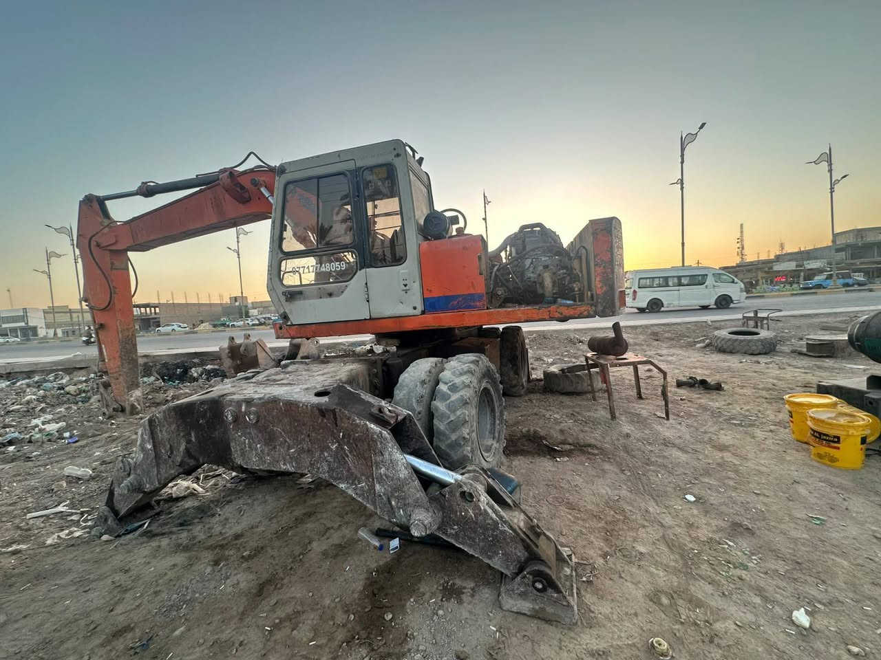 السلام عليكم حفاره فيات هيتاشي موديل ١٩٩٦ محرك جديد المكينه جاهزة فقط نقص مضخه ضعيفه للاستفسار الاتصال ***********
