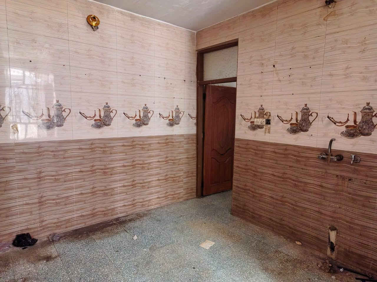 السلام عليكم ورحمة الله وبركاته 
توفر شقه طابق ثاني
تحتوي غرفه ومطبخ واستقبال وصحيات
شقه نظيف ما يرادله بس تنضيف
الموقع الشعب - العقار الثانيه
لأستفسار ***********
