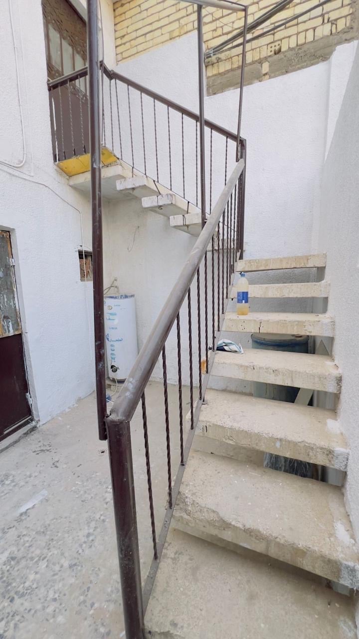 دار سكني للبيع في منطقة هادئة ومريحة. يحتوي الدار على عدة غرف نظيفة ومشرقة، مع تهوية جيدة. الأرضيات بحاجة إلى بعض الصيانة البسيطة لمن يرغب. مدخل خاص ويوجد درج خارجي يؤدي إلى الطابق العلوي. مناسب للعائلات الباحثة عن مكان مريح للعيش.