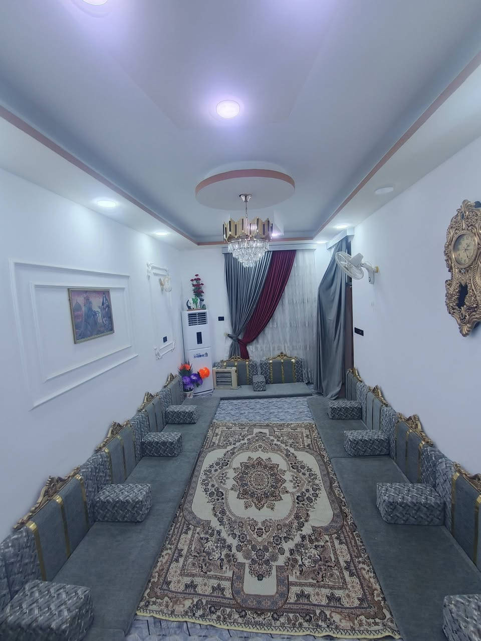 يالله اسلام عليكم بيت للبيع النجف الاشرف سايدين الصب عمود 314 مقابيل ملحق قريه الغدير طابو زراعي سند 25 البيت مساحته 150م يتكون من صاله وستقبال وطرمه وغرفتين جوه وصحيات داخليه وخارجيه البيت نضيف كلش وبناء حديث مصار هواي من شتريته منطقه هادئه وناسهه مرتبه السطح مزفت ومدكوك شتايكر المناور مصقفه بيت جاهز من كلشي خدمات ماء كهرباء تبليط الباب البيت شارع مغلق مامفتوح هاي تفاصيل كلهه السعر خاص  ولي عنده سوال يتصل او يتفصل خاص ***********
