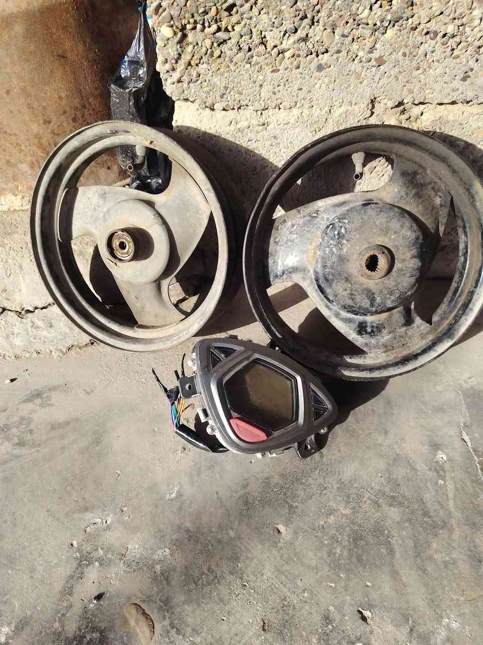 سلام عليكم
ويالة نظاف مابيهن عواج 
ودشبول شغال عل فحص شرط شغال 
مكان بغداد شعلة 
***********
