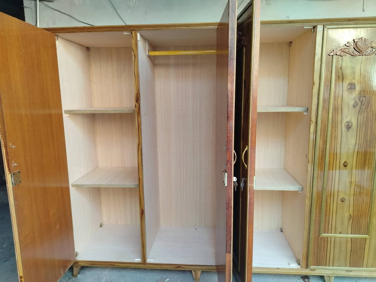 كنتور خمس أبواب شغل درجة أولى شرط ضمان السعر 550الف للاستفسار*********** العنوان حسنكوي
