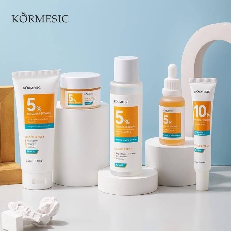KORMESIC تایبەت بە چارەسەری زیپکە (Benzoyl Peroxide) ✨🧴✨
ئەم کۆمەڵەیە زۆر بەهێزە بۆ نەهێشتنی زیپکە و پاککردنەوەی کونیلەکان 🧼🚫🧴

### 🧴 ناساندنی بەرهەمەکان:
1.  غەسول (5% Cleanser): بۆ پاککردنەوەی قوڵی کونیلەکان و کۆنتڕۆڵکردنی چەوری 🧼✨
2.  تۆنەر (5% Toner): ڕێکخستنی چەوری و شێدارکردنەوەی پێست 💦🎯
3.  جێڵی چڕ (10% Intensive Gel): بۆ سەر زیپکە گەورە و بەهێزەکان ⚡️🔴
4.  سیروم (5% Serum): بۆ نەهێشتنی شوێنەواری زیپکە و ڕوونکردنەوەی پێست ✨🧪
5.  کرێم (5% Sooth & Nourish): بۆ ئارامکردنەوە و خۆراکپێدانی پێست 🌙🧴

---

### 🕒 چۆنیەتی بەکارهێنان (هەنگاو بە هەنگاو):

١. پاککردنەوە 🧼
دەموچاوت بە غەسولەکە بشۆ بۆ ئەوەی هەموو پیسی و چەورییە زیادەکان نەمێنێت.

٢. هاوسەنگکردن 💦
پارچەیەک لۆکە بە تۆنەرەکە تەڕ بکە و بە هێواشی بە پێستتدا بهێنە.

٣. چارەسەری خێرا ⚡️
تەنها لەسەر ئەو شوێنانەی زیپکەیان پێوەیە، بڕێکی کەم لە جێڵە ١٠٪ـەکە دابنێ (نەدرێت لە هەموو دەموچاو).

٤. نوێکردنەوە ✨
چەند دڵۆپێک لە سیرومەکە بدە لە دەموچاوت بۆ ئەوەی پەڵەکان نەمێنن.

٥. پاراستن و شێدارکردن 🧴
لە کۆتاییدا کرێمەکە بەکاربهێنە بۆ ئەوەی پێستت وشک نەبێتەوە و نەخورێت.

---

### ⚠️ تێبینی گرنگ:
*   دژە خۆر: چونکە ئەم بەرهەمانە Benzoyl Peroxideیان تێدایە، پێست هەستیار دەکەن بە خۆر، بۆیە حەتمەن ڕۆژانە دژە خۆر بەکاربهێنە ☀️🛡️
*   تاقیکردنەوە: سەرەتا لە شوێنێکی بچوکی پێستت تاقی بکەرەوە بۆ دڵنیابوون لەوەی حەساسیەتت پێی نییە ✅🧪
*   وشکبوونەوە: ئەگەر پێستت زۆر وشک بووەوە، بەکارهێنانی جێڵ و سیرومەکە کەم بکەرەوە بۆ یەک ڕۆژ نا ڕۆژێک 💧📉

هیوای پێستێکی جوان و تەندروستت بۆ دەخوازم! 🌟


**إذا كنت صاحب هذا الإعلان وتريد حذفه لأي سبب، رجاءا أرسل رسالة إلى الدعم الفني**