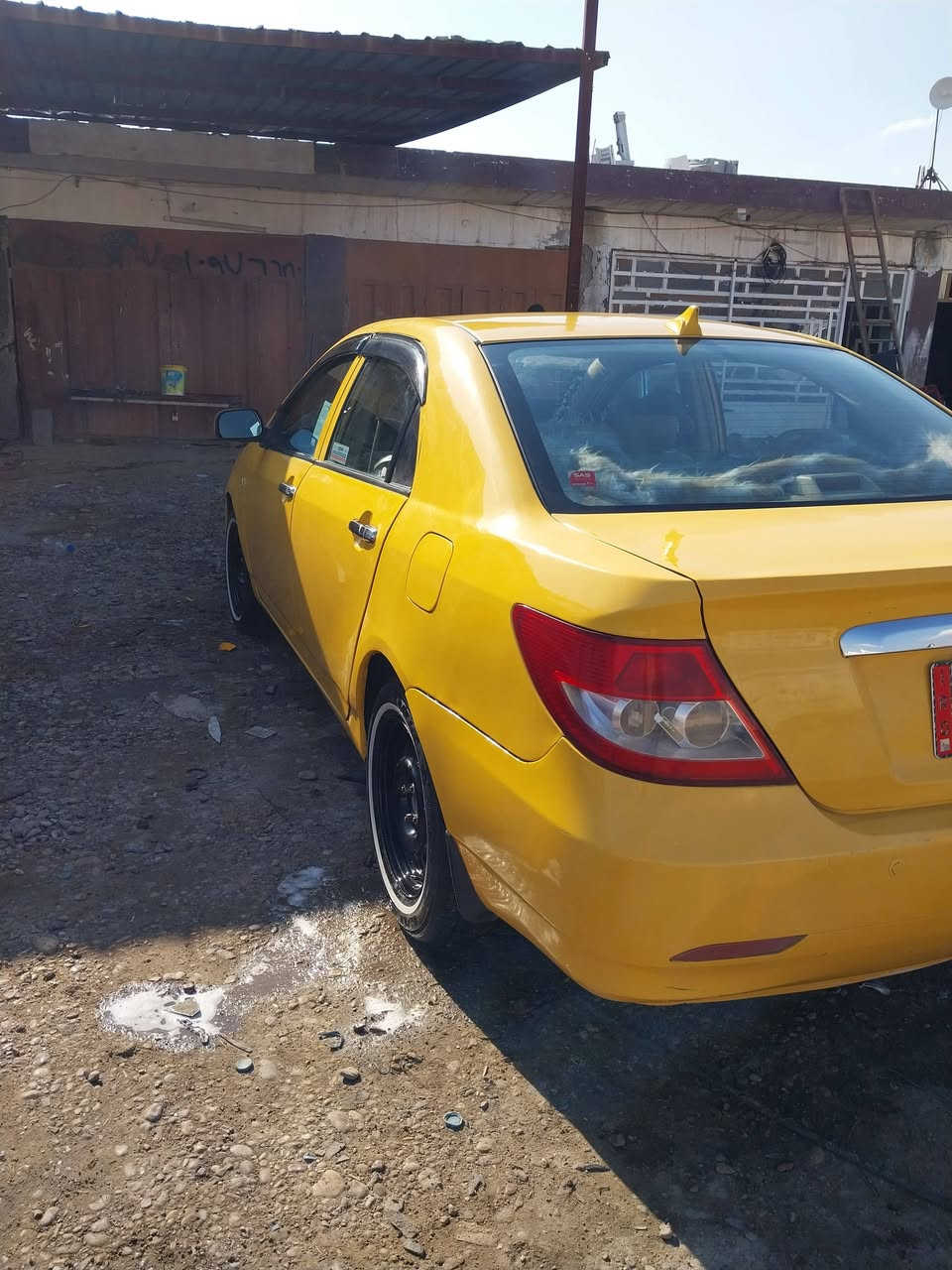 سلام عليكم سياره بي وايدي اف ثري موديل 2011بدون ضرب كهربائي كلا شغاله تبريد ثلج صدر أمامي خلفي جديد.  شاشه بيهه جديد   تخم تاير.خط ابيض جديد نقص سياره فقط مشط ستيرن مصفر غرامات وهيه شرط تحويل ثاني يوم بسمك ولسعر 43 وبيهه مجال  ولمو شراي لا يتعبني ومكاني بغداد وهاذه رقمي ***********
