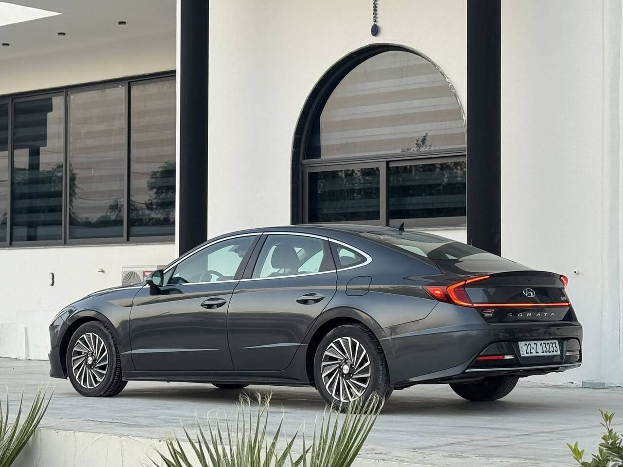 هيونداي سوناتا SEL – هايبرد 2022
📍 رقم اربيل بأسمي 

 • 

 •  بدون صبغ فقط جاملغ تبديل شركة نفس اللون

 • جميع الإيرباكات سليمة ✅

⸻

مواصفات SEL هايبرد

🔋 النظام الهجين:

 • محرك 2.0L هايبرد (بنزين + كهرباء)

 • صرفية وقود اقتصادية جداً  5 لتر لكل 100 كيلومتر

 • شحن ذاتي للبطارية أثناء القيادة

     ￼• بصمة تشغيل + تشغيل عن بعد 

 • بصمة أبواب + دخول ذكي

 • كشنات أمامية كهرباء

 • تدفئة كشنات

 • سايد بريك إلكتروني + Auto Hold

 • تبريد  امامي وخلفي 

 • شحن وايرلس

 • شفتات ستيرن تبترونيك كير بالستيرن

 • 5 أنظمة قيادة

 • فتح الصندوق تلقائياً عند الاقتراب

 • إضاءة داخلية ذكية

             انظمة السلامة الذكية Hyundai SmartSense:

 • مانع تصادم أمامي

 • مانع تصادم مع المشاة

 • نظام المحافظة على المسار

 • تحذير الخروج عن المسار

 • النقطة العمياء + مانع تصادم جانبي

 • رادارات امامية + خلفية + جانبية

 • كروز كنترول ذكي مع التوقف التلقائي

 • قيادة ذاتية

 • نظام قراءة إشارات الطريق

 • تحذير انتباه السائق

 • بصمة تشغيل + تشغيل عن بُعد

 • بصمة أبواب + دخول ذكي

 • كشنات أمامية كهرباء

 • تدفئة كشنات

 • سايد بريك إلكتروني + Auto Hold

 • تبريد قطعتين (Dual Zone)

 • شحن وايرلس

 • شفتات ستيرن

 • 5 أنظمة قيادة

 • فتح الشنطة تلقائياً عند الاقتراب

 • إضاءة داخلية ذكية

⸻

📱 التقنيات والترفيه:

 • شاشة كبيرة

 • كاميرا خلفية

 • شاشة عدادات رقمية

 Bluetooth / Apple CarPlay / Android Auto

 • نظام صوتي عالي الجودة base 🔈 

 • LED لايت + زنون عالي

 • تحكم بارتفاع وقوة الإضاءة

 • إضاءة نهارية وليلية

 • ويل كروم

 • مرايا كهرباء مع إشارات

⸻

💰 السعر: 177

📍 السيارة في اربيل او موصل

 

 ***********

 

 ‏WhatsApp ***********

‏*********** ￼ WhatsApp
