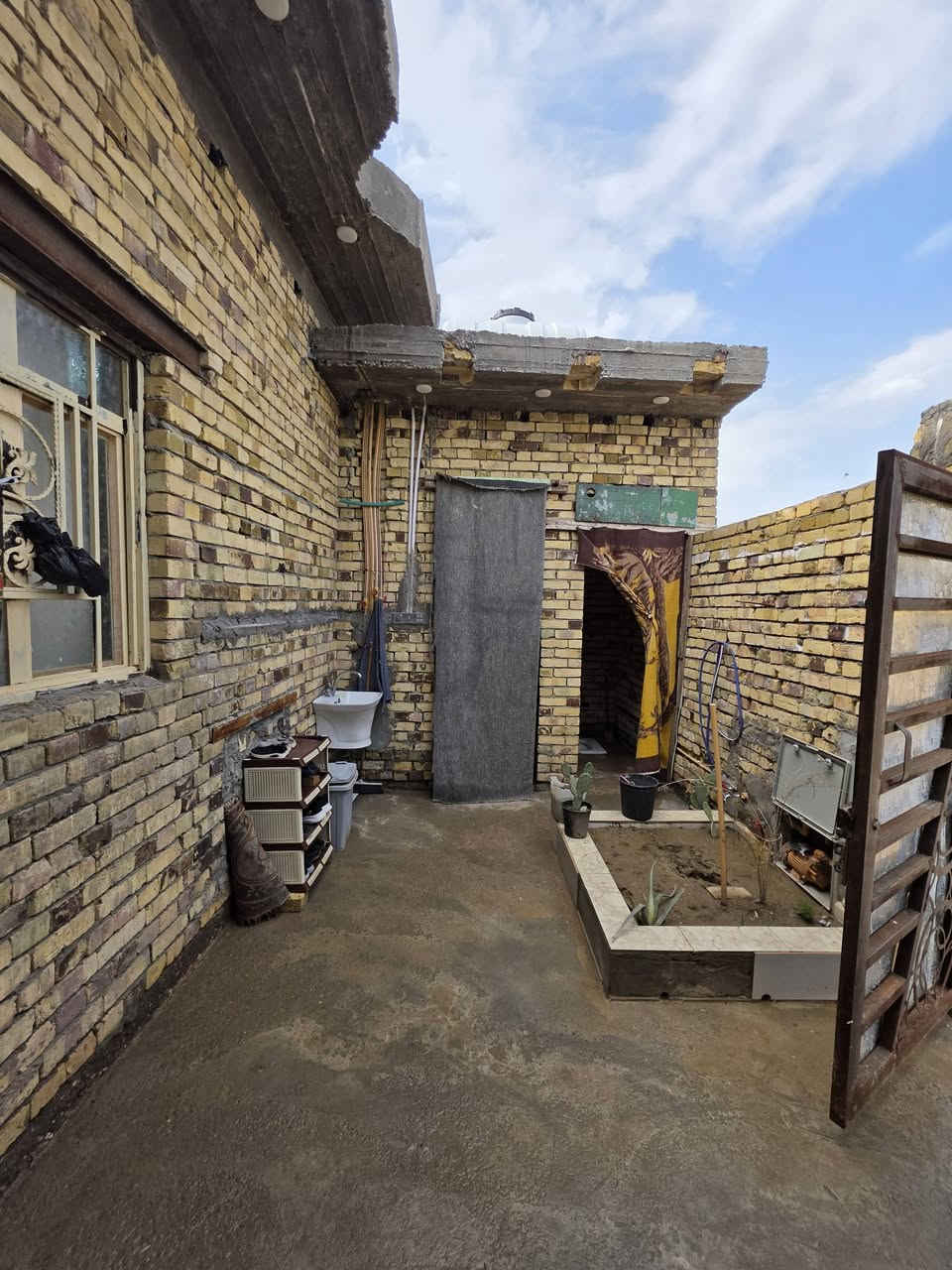 بيت للبيع طابو زراعي  مساحه ٣٣٠ متر مساحت البنبان ١٧٠ الحديقه ١٦٠ تبعد عن الشارع الرئيسي ٣ ابيوت  مقابيل ركيوه خلف حيدر اصليبي ابو السكله  ذاك الصوب  والستفسار على الرقم *********** المو شراي رجائا لا يتعبنه السعر ٦٣وبي مجال الجار وعلي ذهب.  سبب البيع ضروف  البيت عوزه سراميك وبيتونه فقط كهرباء ماء مجاري كلشي كامل  نضام كامرات البيت  عالي حيل عن الشارع     تجي وشوف بعينك البيت مرتب وجاهزز
تحياتي للجميع ولا تكسر بسعره الله يحفضكم
