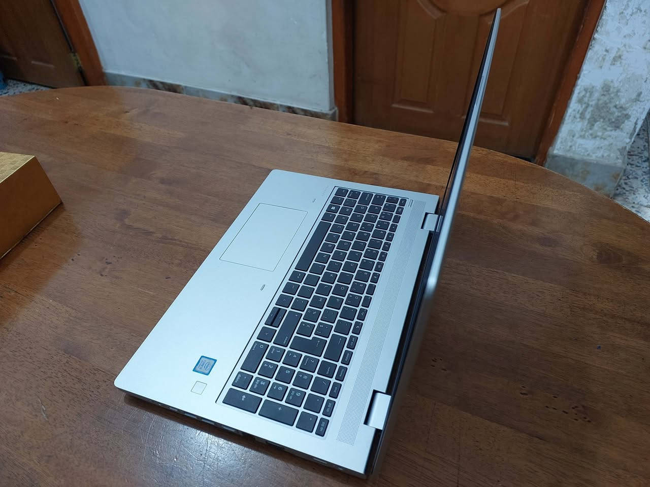 السلام عليكم ... لابتوب ماركة HP بلون مميز جدا...شاشة حجم 15.6 واسعة بدقة FULL HD 1080  ..... رام  حجم  16  كيكا  نوع DDR4 ...هاردين خزن الاول حجم 256 نوع SSD  والثاني ايضا نوع SSD حجم 128 كيكا..معالج جيل ثامن كور 5    ...بصمة اصبع ...ال لابتوب جديد بمعنى الكلمة  وسلم وشكلة حلو وشحنة  فوق الممتاز  ملائم للدراسة والبرامج الهندسية والاعمال وغيرها مكاانه بغداد السعر 225$  للاستفسار الاتصال *********** او *********** (واتس)
