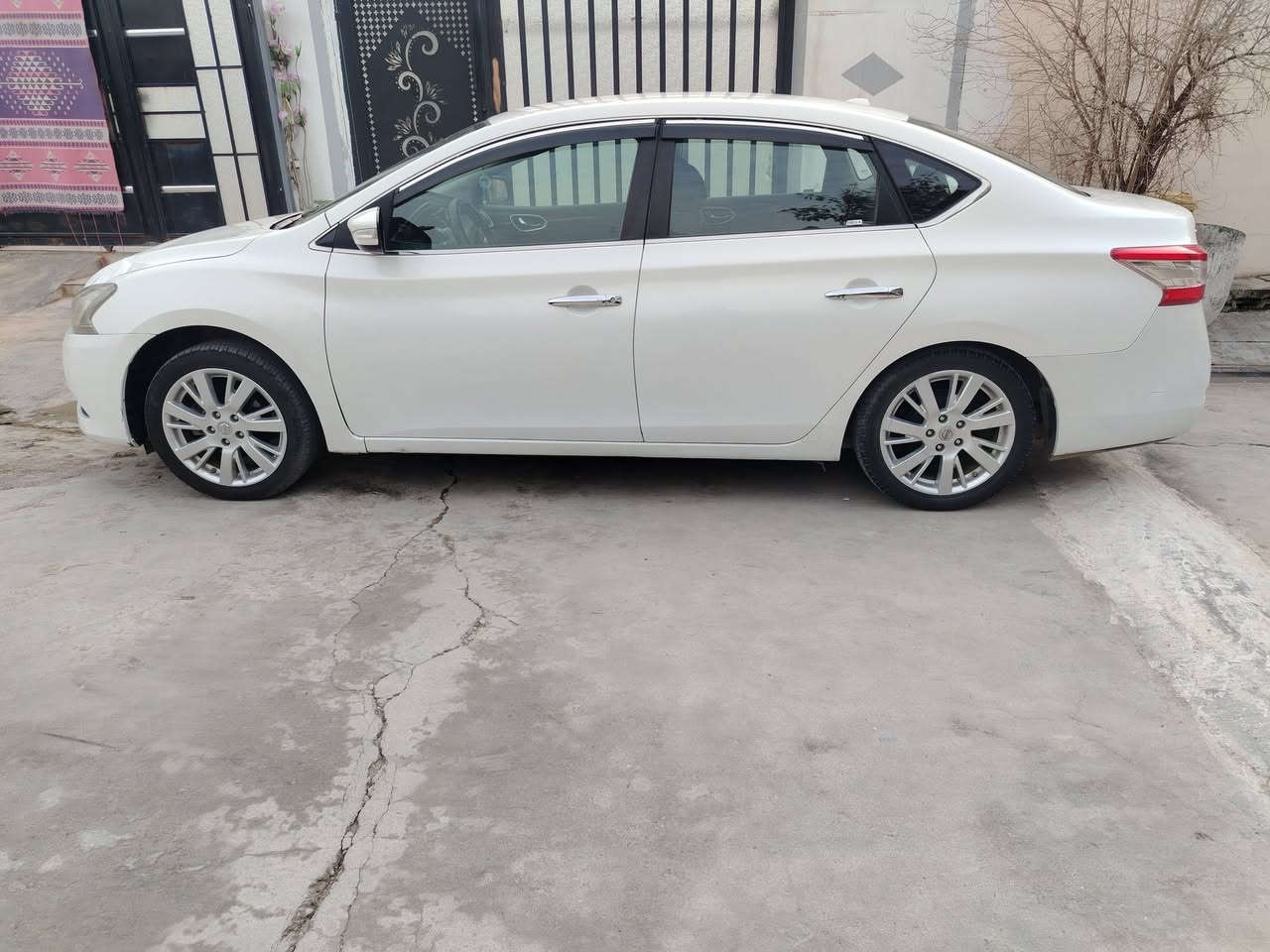 للبيع سنترا  سنوية لغايه 2030 موديل 2013 كندي فول مواصفات وبصمة بدون تبديل بدون ضرب باب سكن بخ بدون فتح سعر 110ورقه بي مجال قليل رقم الموبايل ***********
