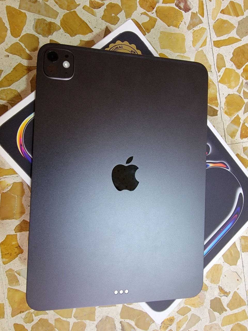للبيع: آيباد برو M5 (حجم 11 إنش - ذاكرة 256GB)
• حالة الجهاز: بحالة الوكالة تماماً، استخدام خفيف جداً وخالي من أي خدوش أو عيوب.

• الشاشة: Ultra Retina Tandem OLED المتطورة.

• البطارية: ممتازة بحالة 97‎%‎ (عدد دورات الشحن 169 دورة فقط).

• الضمان: مكفول رسمياً من شركة آبل، وينتهي الضمان بتاريخ 18-2-2027.

• الملحقات: الكرتون الأصلي مع كافة ملحقاته الأساسية مع الحافظة 🎁 .

• السعر المطلوب: 1,300,000 دينار عراقي (قابل للتفاوض البسيط).

• الموقع: الموصل - الجانب الأيسر.

• للتواصل والاستفسار واتساب فقط : ***********
