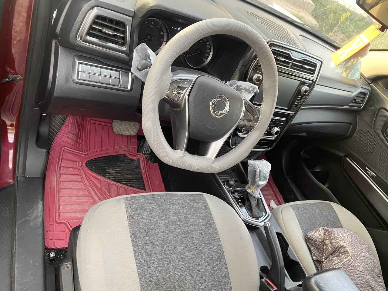 سانج يونج تيفولي 2022 بمحرك 1.6 لتر بقوة 128 حصان، وناقل حركة أوتوماتيكي من 6 سرعات. تتسارع من 0 إلى 100 كم/س في 12.7 ثانية، وتبلغ سرعتها القصوى 185 كم/س. تحتوي السيارة على نظام ترفيهي معلوماتي بشاشة لمس، وكاميرا خلفية، ونظام ملاحة GPS. من حيث الأمان، تتوفر السيارة بـ 6 وسائد هوائية، ونظام مكابح مانعة للانغلاق (ABS)، ونظام توزيع قوة المكابح إلكترونياً (EBD).
مواصفات سانج يونج تيفولي 2022:
المحرك: محرك 4 سلندر سعة 1.6 لتر بقوة 128 حصان.
ناقل الحركة: أوتوماتيكي 6 سرعات.
التسارع: من 0 إلى 100 كم/س في 12.7 ثانية.
السرعة القصوى: 185 كم/س.
ناقل الحركة: أوتوماتيك 6 سرعات.
نظام الترفيه: شاشة لمس، نظام ملاحة GPS، كاميرا خلفية.
الأمان: 6 وسائد هوائية، ABS، EBD.
المقاعد: تتسع لـ 5 ركاب.
حجم الشنطة: 427 لتر.
بلد المنشأ: كوريا.
استهلاك الوقود: 10 لتر/100 كم (تقريبي). 
مواصفات إضافية:
تتوفر السيارة بخيارات دفع أمامي أو كلي (AWD).
بعض الفئات تأتي بمقاعد جلدية مع تدفئة وتهوية.
تتوفر أنظمة مساعدة السائق مثل حساسات الركن وكاميرا الرؤية الخلفية.
تتوفر أنظمة تحكم في صعود ونزول المرتفعات.
تدعم السيارة آبل كار بلاي وأندرويد أوتو

السياره ماشيه 50 الف 

مكفوله كفاله عامه 
١٢٥سعرها


**إذا كنت صاحب هذا الإعلان وتريد حذفه لأي سبب، رجاءا أرسل رسالة إلى الدعم الفني**