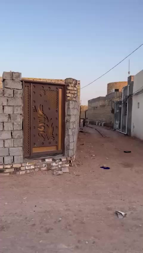 سلام عليكم قطعه ارض مساحه ١٠٠ خلف لملعب نهايت شارع لزهراء ركن مبني بيهة غرفه وصحيات السعر ٢٤ مجال بصيط (لتصوير قديم )***********
