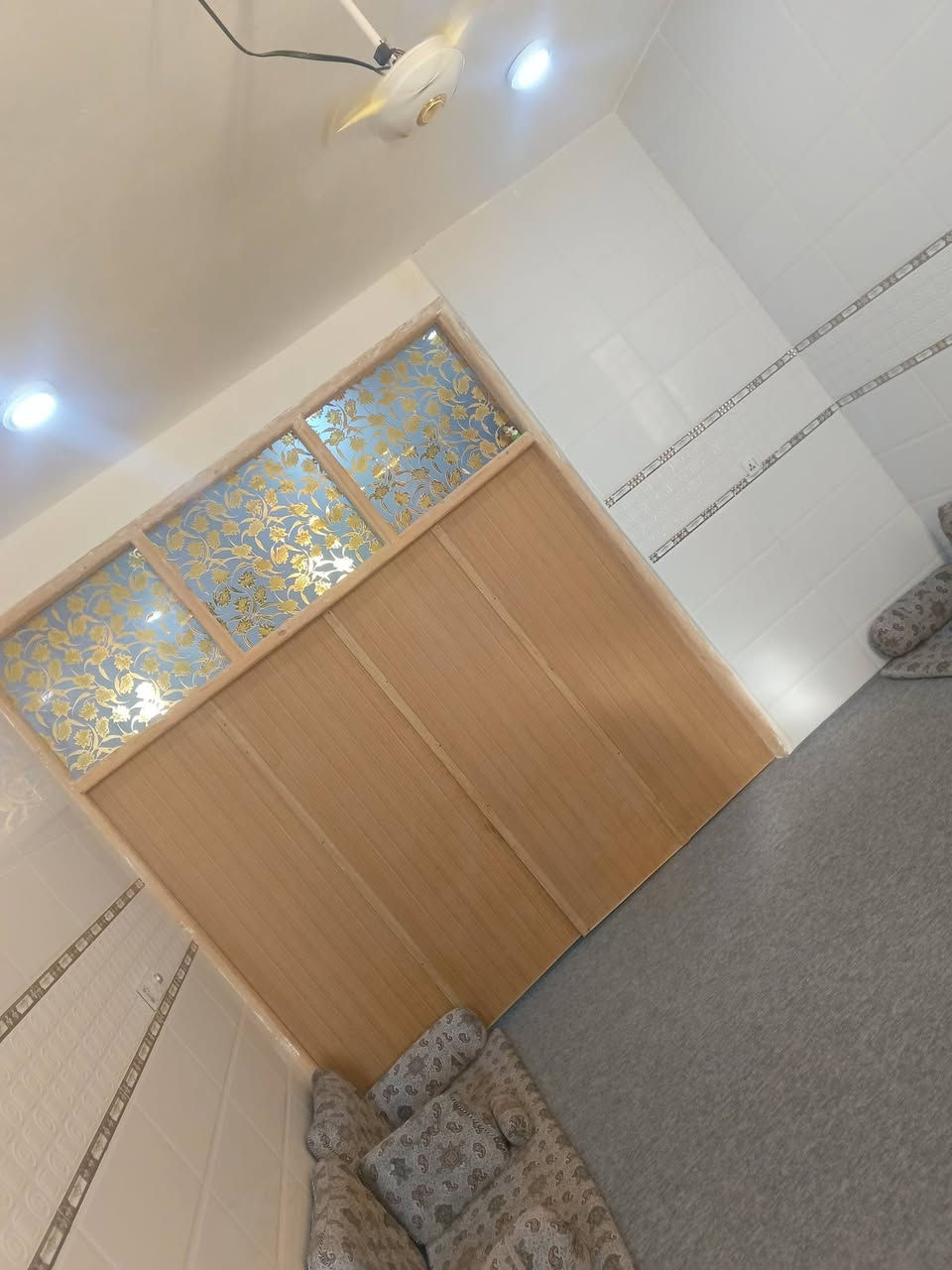 بيت للبيع المساحه ٩٦ طابو زراعي تاجيه نادر ثالثه يم رواءي شارع ابو حمد تبليط قريب على بيت عرض شارع ١٠ متر جديد بورسلين سيراميك جدران يتكون من غرفه مطبخ ستقبال درج خارجي صحيات خارجي داخلي غربي شرقي طابوك صب بيت صغير مال عاءله صغيرا سعر (٤٣) بي مجال ***********
