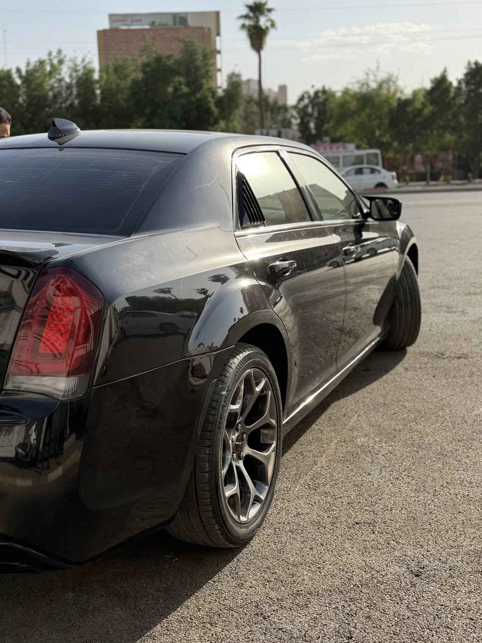 السلام عليكم 
 كرايسلر c300 موديل 2018   
سنوية بأسمي رقم بغداد 
السياره جاملغين الخلفي كنر اثر ضربه في بغداد 
وبيها ضربه هنا بغداد بابين تبديل اصلي نفس اللون 
مكينة وكير كفالة 
تخم تايرات جديد 
 صدر جديد 
ماشية 122 كيلو 
***********
