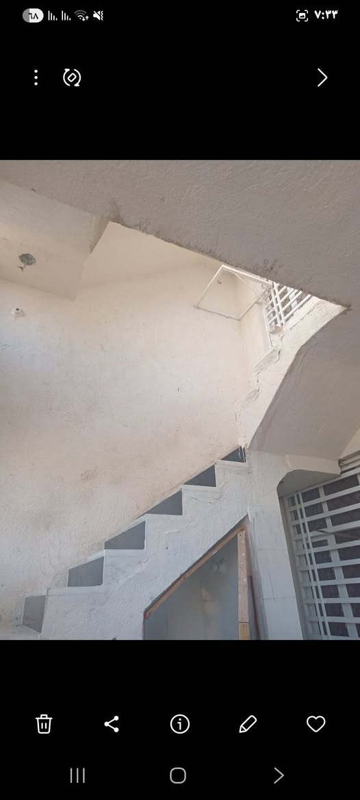 بيت ١٠٠ متر طابو صرف باسمي بناء ٢٠٢٤ طابقين معزولات كل طابق على حده ٣ غرف نوم واستقبال و٢ مطابخ و٢ حمامات كاشي سيراميك يرهم استثمار يتاحر كل طابق وحده السعر ١٢٥ مليون رقمي *********** بي واتساب
