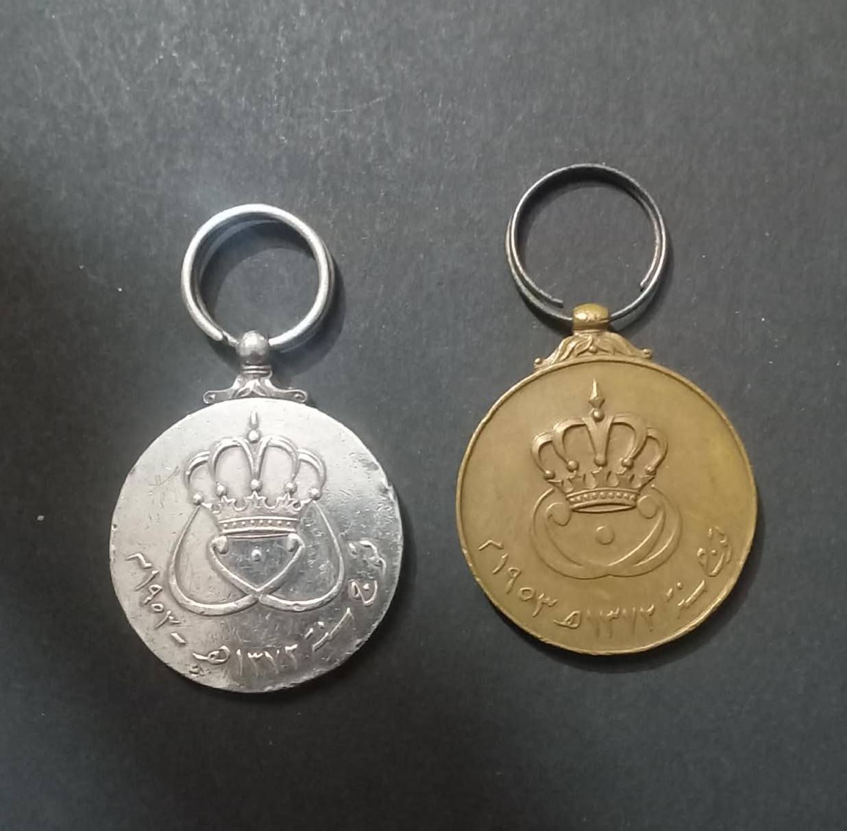 150. دولار 
قطعتين ميداليات تتويج ملك فيصل الثاني 1953
  ميدالية  فضة   وزن 19 غرام
والمدالية الثانية نحاس


**إذا كنت صاحب هذا الإعلان وتريد حذفه لأي سبب، رجاءا أرسل رسالة إلى الدعم الفني**