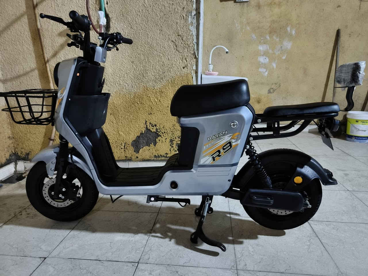 السلام عليكم دراجة شحن للبيع
فول مواصفات نوعه ريان ما موجوده بل سوق نوع مرغوب  
مواصفاته تجي ٥بطاريات كبار 
دبلات أمامي خلفي  مقعد طبي تجي سرعته ٩٩ والحقيقي ٨٥بحيث من تفر الملف يضل يدوي من السرعة سريعة بشكل  تجي 3نمر تجي كلوبات خلفي أمامي والامامي عالي ناصي دبل اشاره  أشاره يمنه يسره  نظام بك ترجع للخلف هورن و البلوتوث  دسكات عمبار دهن تجي استانين وتجي وياه سله و حماية للشاشة شايله أنا وكفات و شاحنه استان تعليك النقال و شاحن مالت نقال  ومرايات بحيث كامل مواصفات و جيس الكشن موجود  وصله موجود صارله ٤٠يوم عندي التواصل على الواتساب السعر ٥٧٥  وبيها مجال قليل جداً للتواصل واتساب ***********
