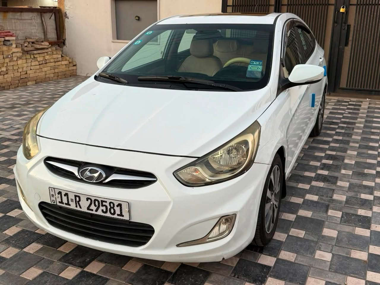 اكسنت خليجي موديل 2015 كير مكينه 1600 مكفولات فول موصفات فتحه 
بيها صبغ بداير مال الجاملغ الخلفي من الجهتين
رقم بغداد باسمي وعندي سونار بيها 
تفيد جناي سعرها( 97$)
مكاني جسر ديالى او بسمايه 
الاتصال ***********
