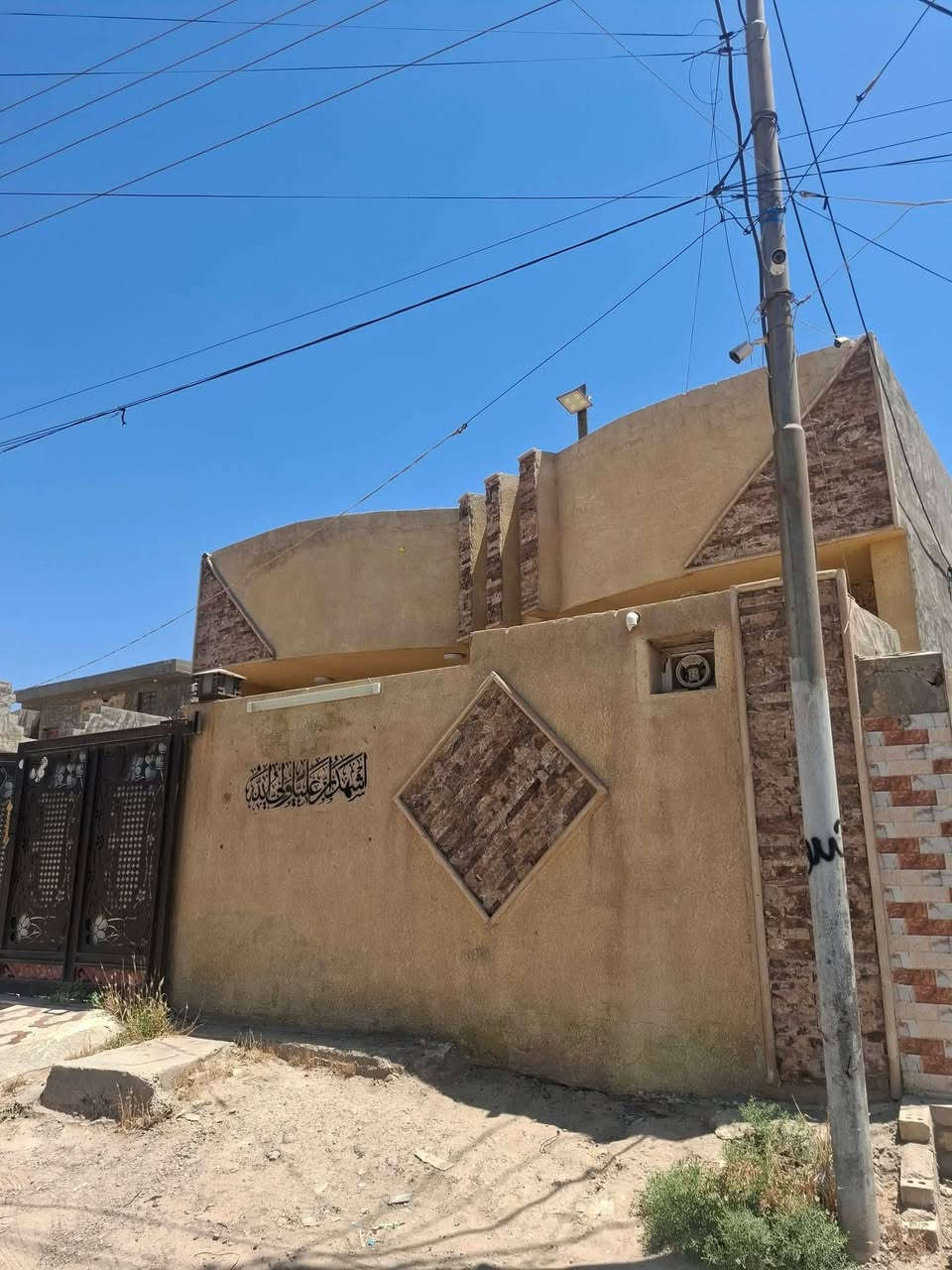 دار مع قطعه ارض/  للبيع طابو سند/ مساحه ٢١١  متر المكان /نهايه شارع البلديه مدخل حسينيه الحاج محمد العلوان /١غرفه نوم /ساحه درج  /استقبال /مطبخ /٢ صحيات/كراج/قطعه خلف البيت فارغه /بناء طابوك /سيراميك ارضيه وجدران /  كافه الخدمات شارع ٢٠ متر  /سعر ٩٢ مليون/ بي مجال للتفاوض الاستفسار الاتصال /*********** اهلا وسهلا بكم ٠٠٠
