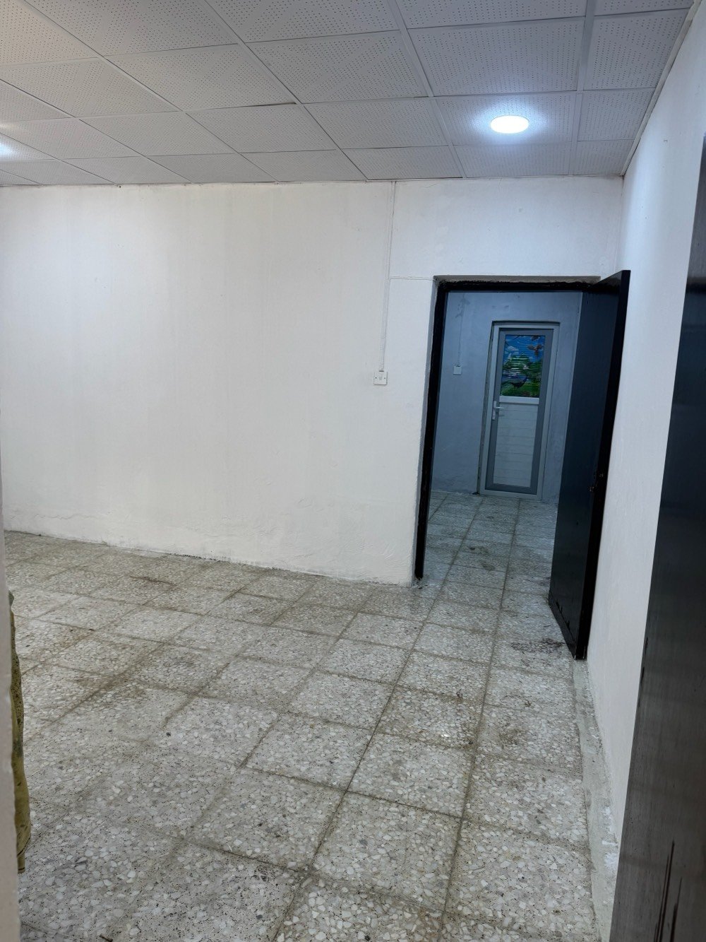 للايجار مباشر اني صاحب الببت بلادلاليه
بيت 100م حي المهندسين شارع طريق الجنة عمود21 ايجاره 325 مع اجور الماء والكهرباء
غرفه واستقبال وكليدور ومطبخ وتخاريج تانكي وسخان وخط مولده، جاهز للسكن***********