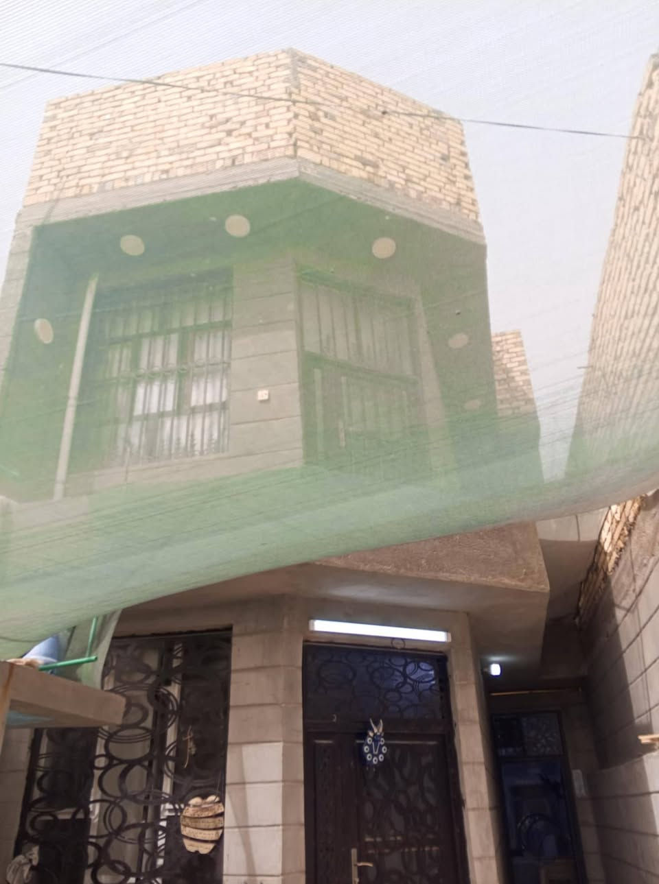 بيت طابقين مساحة 100 متر طابو زراعي سند سند 25 بسمي بناء درجة أول البناء صب طابوق الطابق الأول غرفه و كلدور و مطبخ و صاله و درج دور مرر و صحيات و كراج سيارة و الثاني غرفتين و كلدور العنوان شارع 80 جهة النجف نزلت الساده حي النصر منطقة مرتبه جوارين خير من الله مجاري انترنيت ضوئي خامس بيت عن الشارع الرئيسي قرب مكتب سيد سعد ابو خطه اتصال و بي واتساب *********** قفل 65
