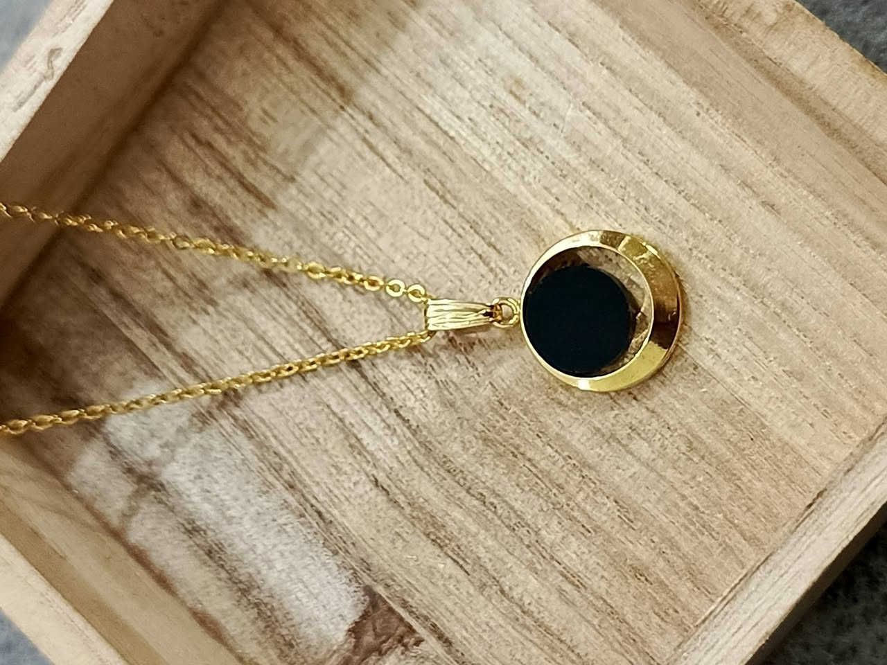 البساطة هي سر الفخامة! ✨🖤قلادة يابانية دائرية مطلية طلاء ثابت ومرصعة بحجر أسود يجنن. القطعة الي تكمل كشختج وتخليج مميزة وين ما ترحين.نزاكة بلا حدود.جودة يابانية عالية.السعر؟ مناسب جداً!


**إذا كنت صاحب هذا الإعلان وتريد حذفه لأي سبب، رجاءا أرسل رسالة إلى الدعم الفني**
