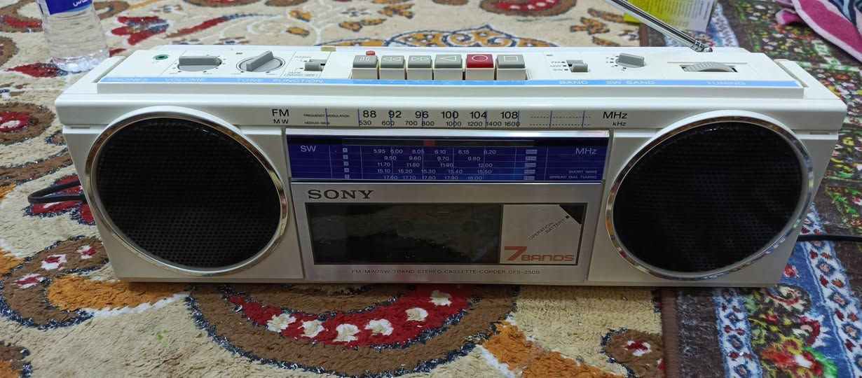 السلام عليكم جهاز راديو مسجل سوني ياباني اصلي شغال بالكامل نظافه 100% ما ناقصه اي شيء استفسار على الخاص ***********
