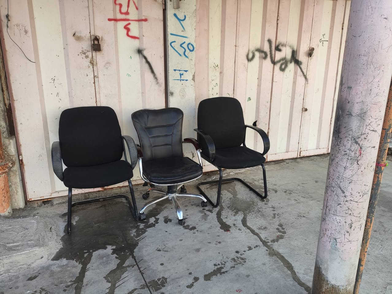 كراسي للييع
ابيع 
المكان وادي حجر قرب مطعم الحجي 
***********
