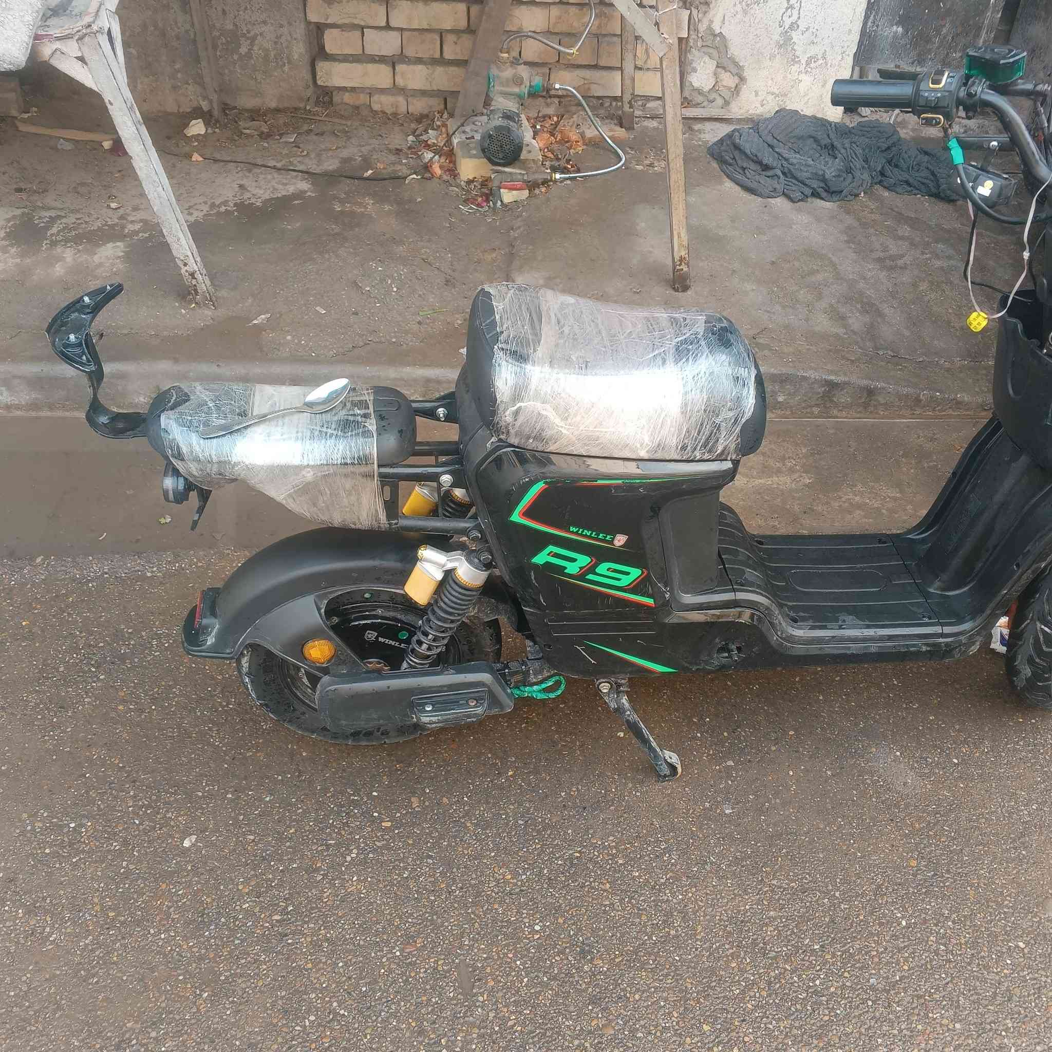 دراجه شحن R9
نقوصات بسيطه بيها 
هورن فيشه بخمسميه دينار
وجاملغ ب 7 الف
وتجوه ب 3 الف 
السعر 280
بطاريات نضيفه ممنفوخه
تواصل ***********
