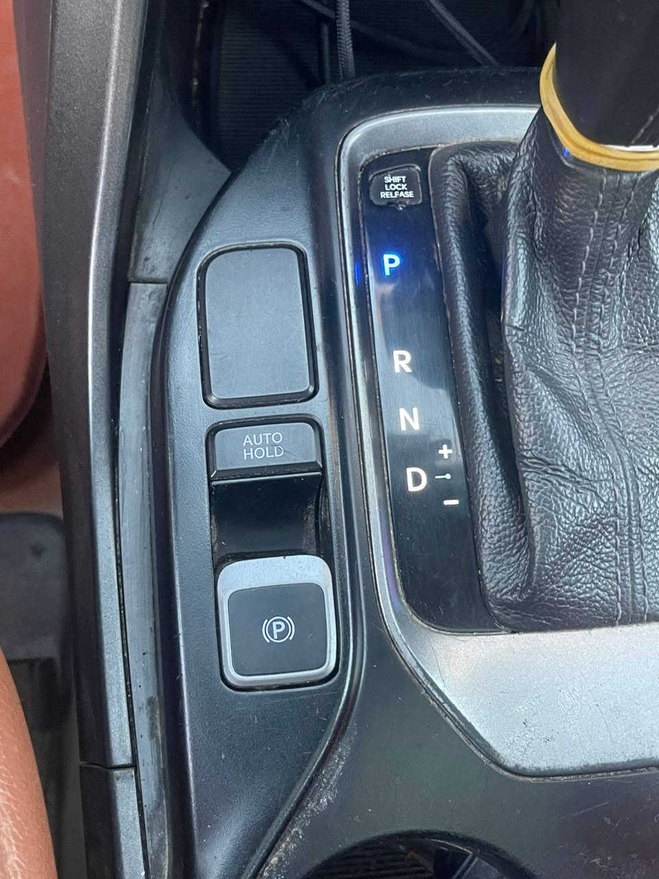 الســلام علـيكـــم 
 
سنتافي 2014 خليجي رقم بغداد الجديد (( الإنكليزي )) 
فول موصفات 1/1 /_/_/_
فول للأخير vip 1/1 🔴
محرك 6سلندر وضع الشركة
بانوراما طكتين 
بصمه تشغيل
بصمة أبواب + اناره ضوئية
كشنات كهرباء 
7 راكب
3 قطع تبريد 
سايد أبريك بصمة 
كشنات جلد قرميدي  
فور ويل دفع رباعي 
اوتو هولد
تحكم استيرن جهتين
3 انظمة قيادة
ويــل 19 
.7راكب 
مانع انحدار
مانع تزحلق
نظام ECO اقتصاد الوقود. 
حساس امامي خلفي
وضع السبورت 
شاحن واير ليس
كير اوتوماتيك + عادي
شاشة ايباد
بجم زنون + عدسات بالكامل 
لايت زنون
بروجكتر زنون 
بك لايت LED
LED نهاري + ليلي 
زراك لايت 
اشاير بلمري 
مري كهرباء + انارة ضوئية عند الفتح
مري شفط+ ترحيب عند الاقتراب 
تبريد  بارد ثلج
وبعد بيها هواي مواصفات ماذاكرهن
/_/_/_/_
السيارة ماشية // 157 Km

🔴 مكينة ع وضع الشركة مامفتوحة  لاتبخير لاتنقيص ولاصوت........ 
🔴 كير وضع الشركة مكفول كفالة عامة 
الحدادية الامامية والخلفية كلها جديدة وجاهزة  
اربع تخم تايرات جديدات عليها السيارة اخت الزيروو وكالة كلها بلادية ع شركة....
_____________________________
السيارة مكفولة كفالة عامة من الصبغ // وتبديل وحالوب كفالة عامة  
حيل جديدة 💯
_____________________________
السعر // 179$ وبيها مجال.. ومتلكة هيج سعر بهيج نظافة
العنوان// بغداد - - الكرخ.
للاتصال//    ***********
