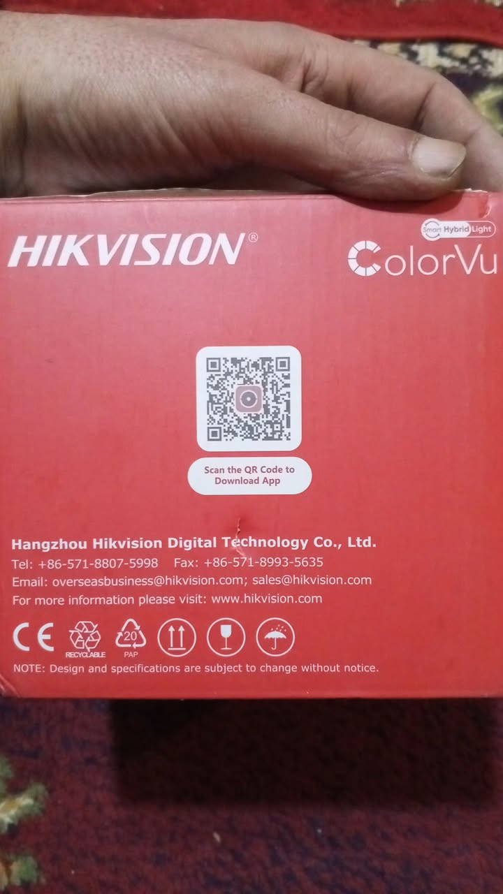 الكاميرا اللي بالصورة هي من أرقى وأحدث فئات هيكفيجن (Hikvision)، وتحديداً فئة الـ Smart Hybrid Light مع تقنية ColorVu. مميزاتها قوية جداً وتخليها اختيار مثالي للأمان بالعراق، وهي:

1. الإضاءة الهجينة الذكية (Smart Hybrid Light)
هاي أهم ميزة بالصورة؛ الكاميرا بيها 3 أوضاع للإضاءة بالليل:
* الوضع العادي: تشتغل بالأشعة تحت الحمراء (تصوير أبيض وأسود) حتى لا تلفت الانتباه ولا تزعج الجوارين بضوء عالي.
* وضع الألوان: تشتغل الإضاءة البيضاء وتبقى الصورة ملونة 24 ساعة.
* الوضع الذكي (الأهم): تبقى الكاميرا "خاتلة" ومطفية الضوء، بس بمجرد ما يمر شخص أو سيارة، يشتغل الضوء الأبيض فوراً وتتحول الصورة لملونة وتكدر تميز الوجوه بوضوح.

2. تصوير ملون 24 ساعة (ColorVu)
فتحة العدسة مالتها كبيرة جداً (

F
1.0
𝐹
1
.
0
)، يعني تسحب كل قطرة ضوء موجودة بالشارع حتى تنطيك صورة ملونة واضحة جداً حتى لو الإضاءة ضعيفة، عكس الكاميرات العادية اللي تصير صورتها "مغبشة".

3. ذكاء اصطناعي (AcuSense)
الكاميرا "تفتهم" الفرق بين البشر والسيارات وبين حركة الأشجار أو الحيوانات (مثل البزازين). يعني التنبيه اللي يوصلك على الموبايل يكون حقيقي ومو إنذار كاذب.

4. ميكروفون مدمج (Built-in Mic)
الكاميرا بيها لاقطة صوت داخلية، يعني تكدر تسمع الكلام والحركة اللي تصير يم الكاميرا وتسجل الصوت وية الفيديو بجودة عالية.

5. مقاومة للظروف الجوية (IP67)
مصممة حتى تتحمل جونا بالعراق؛ تقاوم الحرارة العالية، العواصف الترابية، والأمطار القوية بدون ما تتأثر العدسة أو الجهاز الداخلي.

6. دقة عالية (HD)
الصورة تكون بدقة عالية (عادةً 2 أو 4 أو 5 ميجابكسل حسب الموديل اللي عندك)، وتدعم تقنية الضغط 

H
.265
+
𝐻
.
2
6
5
+
 اللي تخلي الهارد يشيل تسجيلات لفترة أطول بدون ما يخلص الخزن بسرعة.
نصيحة: إذا تريد تستفاد من كل هاي المميزات، لازم تربطها على جهاز تسجيل (NVR) من نوع "4.0" أو أحدث حتى يدعم الذكاء الاصطناعي مالتها.

قطعه وحده سعر 35 مع التوصيل


**إذا كنت صاحب هذا الإعلان وتريد حذفه لأي سبب، رجاءا أرسل رسالة إلى الدعم الفني**