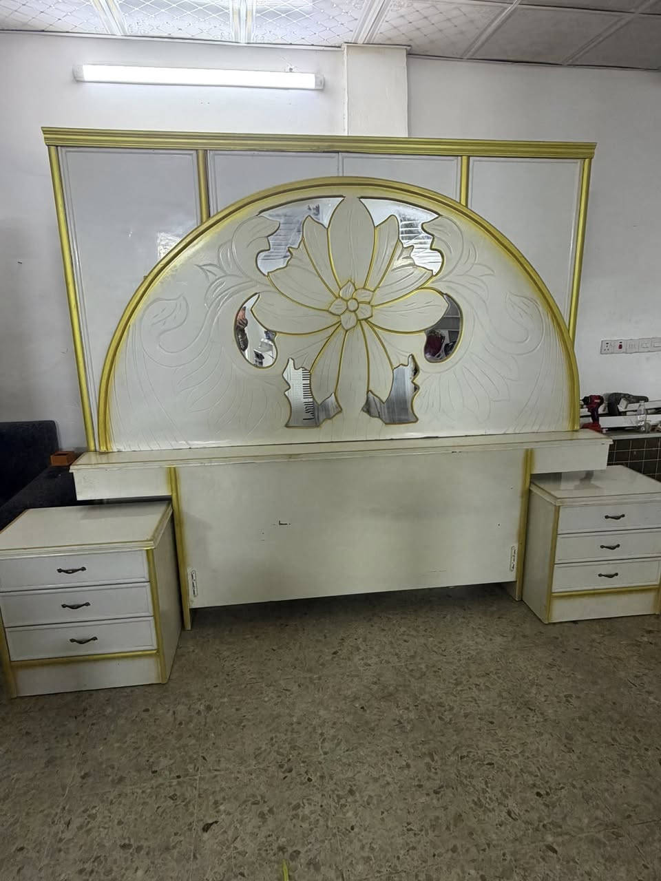 غرفه عراقيه 4 ابواب ناعمه وحلوه نضيفه اي ضرر مابيهة مع نقل وشد داخل بغداد مجانآ 
مكاني بغداد حي القاهره 
***********
يتوفر واتساب
