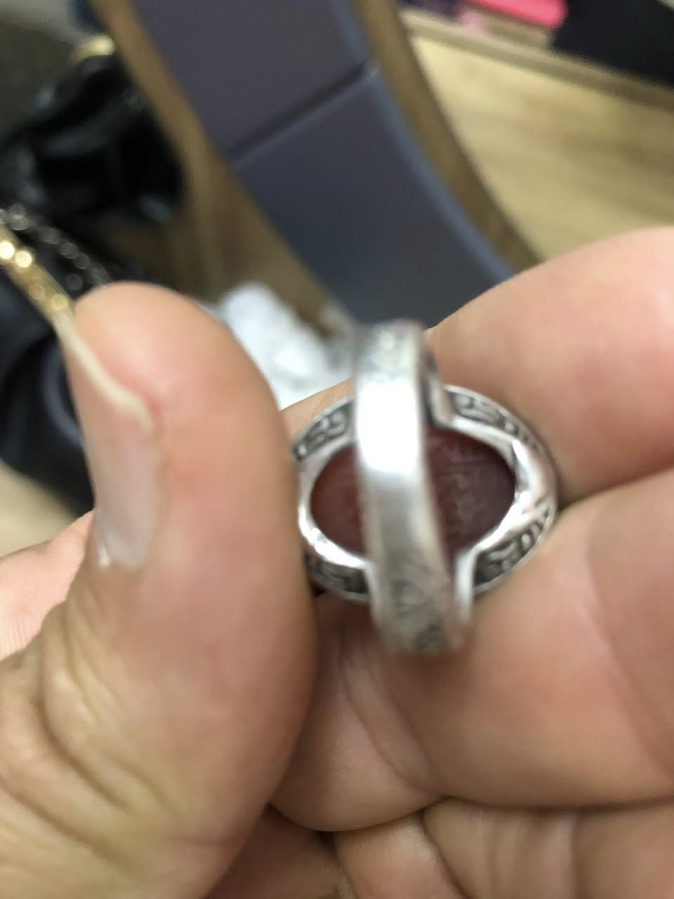 عقيق يماني مشمشي قديم مااخوذ من ضريح الامام علي ع واني ناقش عليه قبل ٥ سنوات طلسم عين علي ع وخمسة اصحاب الكساء يم احمد ابن سيد فراس الخرساني الخطاط المعروف 
الفضة قديمة عيارة ٩٢٥
السعر ١٢٥ الف


**إذا كنت صاحب هذا الإعلان وتريد حذفه لأي سبب، رجاءا أرسل رسالة إلى الدعم الفني**