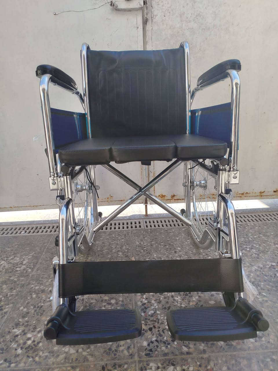 عربانه جديده للبيع سعر 100 الف مكاني بغداد الكماليه شارع الجامع ***********
