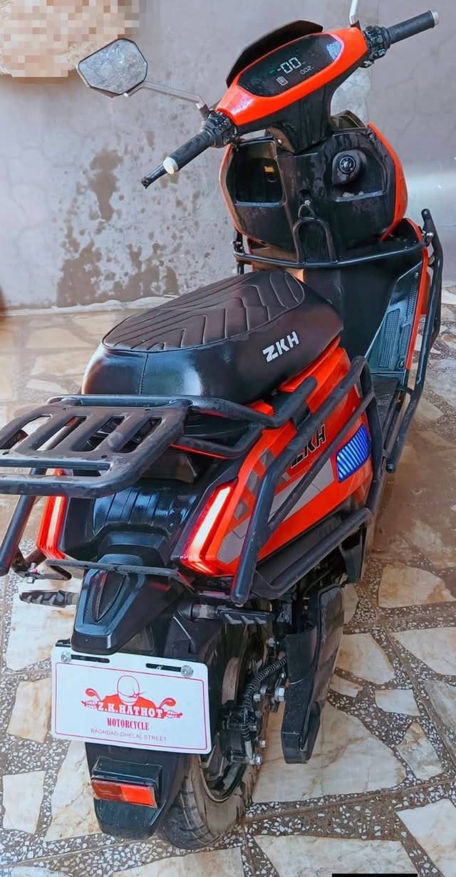 سلام عليكم مكلف بل نشر دراجة شحن للبيع مواصفات  فول  والمعرف لا يعرف جديدة ماصارلها شهر نازلة للشارع  مكاني بغداد الامين عارضها ب950وبيها مجال ***********
