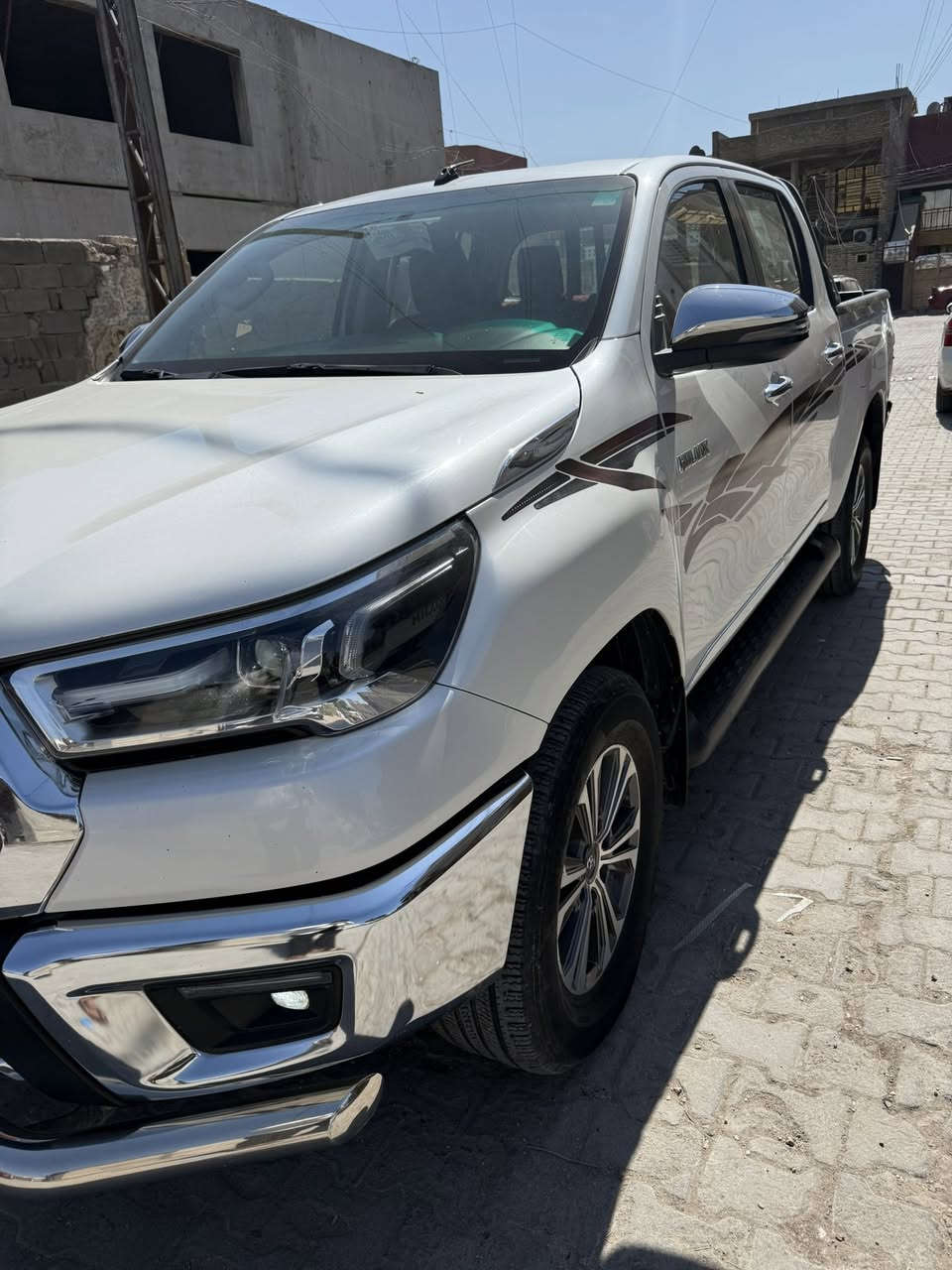 السلام عليكم للبيع بيكب تويوتا هايلوكس 2022 اربعة سلندر عالي فور ويل ساز اصليه ام الضمان ماشيه 80 الف مكفوله عده بارد حدا بسيط بالجاملغ الخلفي مواصفاتها بصمه كشنات كنتاره يعني جلد ومخمل تدفئه تبريد الكشنات حساس خلفي وامام كامره خلفيه واماميه اصليه فور ويل وباقي مواصفات للاستفسار الاتصال على الرقم *********** اني مكلف بالنشر اخوان اي سؤال خابر على راعيها
