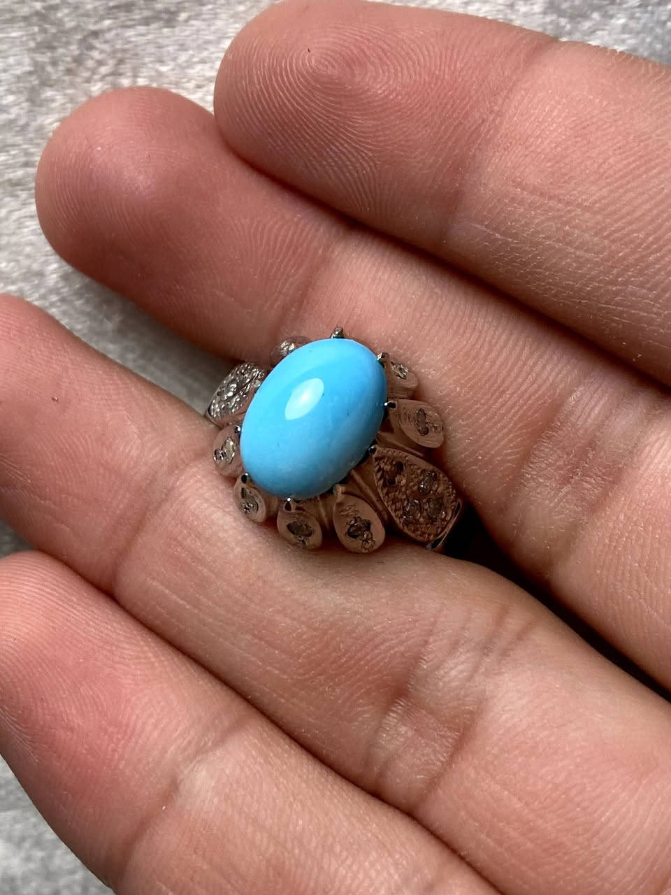 اللهم صل على محمد وآل محمد 
اعادة النشر بسبب ظرف الزبون 

خاتم من الفيروز النيشابوري 
لبة ( سمائية ) صافية طبيعية غير معالجة 

مقاس الخاتم 23 مقاس الحجرة 1 سانتيم 
مصاغ يدوي المبدع ( رضائي ) تطعيم 14 قطعة زاركون 
خاتم جديد غير ملبوس 

للاستفسار خاص او واتساب *********** ☎️
توصيل جميع محافظات العراق 🚘
