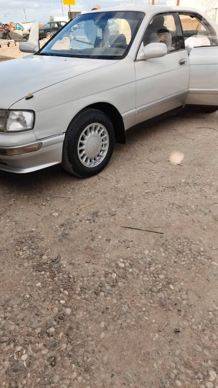 السلام عليكم  تيوتا بطه صدفي منفصل موديل 93 جديد محرك 2500 رقم نينوى الماني سنويه تنتهي 29 20 تحوير درجه اولا طخم تاير جديد باتري جديد سياره مال بيت***********
