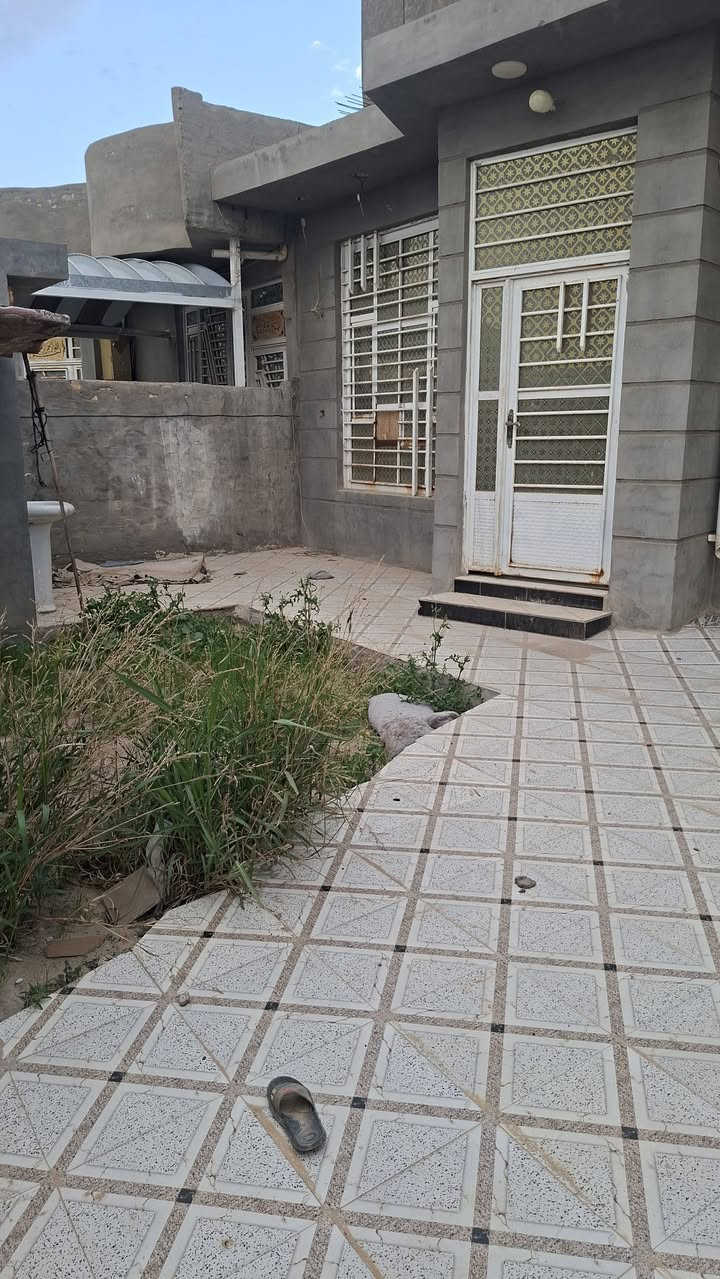 توكلنا على الله يوجد بيت مساحة ٢٠٠م الموقع حواس حي ام البنين موقعه حلو يتكون من غرفتين نوم وصاله وستقبال ومطبخ وصحيات وطرمه جبيره 
البيت كل نقص مابيه فقط الستارة السكف كونكريت بناء درجه اولى مال جناي البيت 
بسعر معقول جدا
الاستفسار الاتصال
على الارقام التاليه
***********
***********
