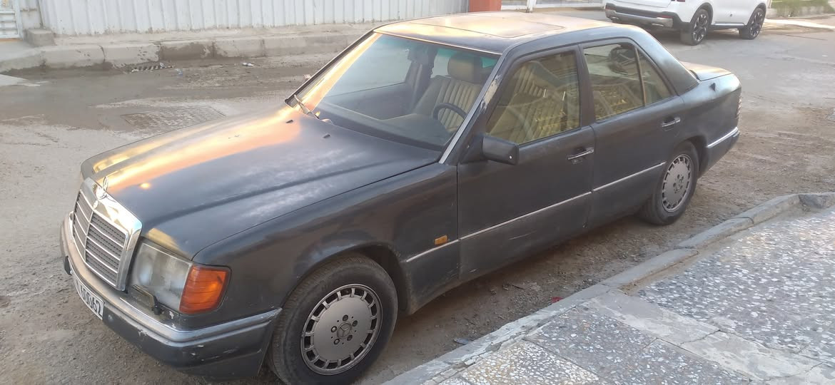 السلام عليكم مارسدس دب موديل 91 مكينه بطه رقم بغداد بسمي السعر ٤٠ ورقه اتصال *********** حبي الشراي يتصل والصور كدامك
