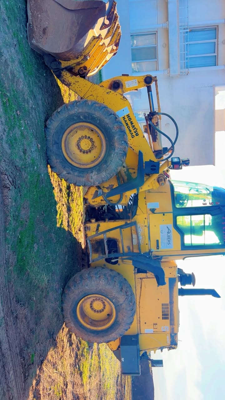 شفل كوماتسو   حجم  ٣٢٠ موديل  ١٩٩٩  رقم  دهوك  سعر ١٧٠ ورقه   ***********
