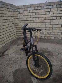 باسكلات • رصاصي مطعم أصفر • أزرق