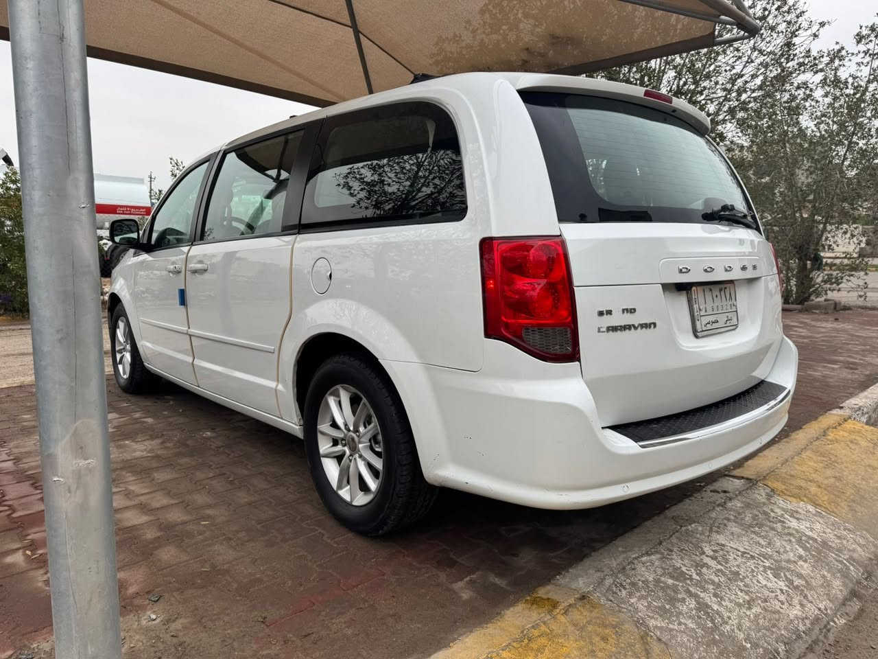 دوج كرفان للبيع موديل ٢٠١٢  وارد أمريكي محرك ٣٦٠٠ سيارة نظيفه وجاهزه كل نقص مابيها محرك وكير وتبريد على وضع الشركة حادثها بنيد وجاملغ بدون دواخل وهنا صار بيها مكانات صبغ أبيع صبغ حزام بدون دواخل رقم ديالى مشروع وطني تحويل ثاني يوم سيارة جاهزة وين يعجبك طلع بيها برغي نقص مابيها سعرها ٩٨ ورقه ومكان السيارة بغداد البلديات ***********
